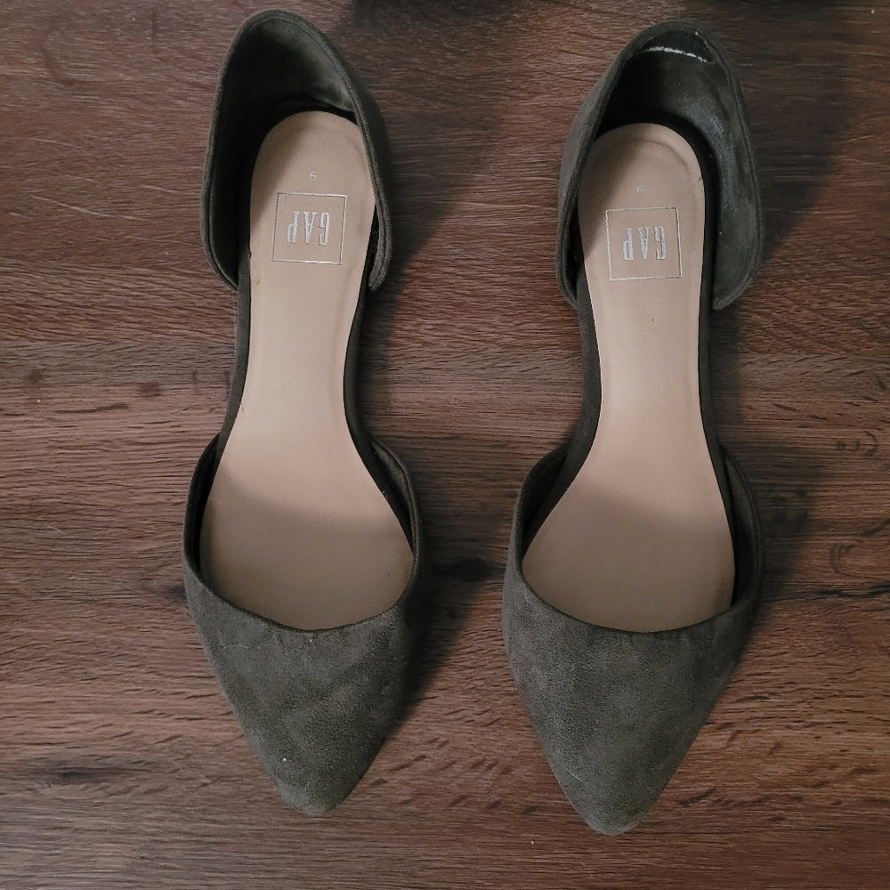 GAP - Women's Size 9 Olive Green Suede Flats Sleek Minimalist Classic Design